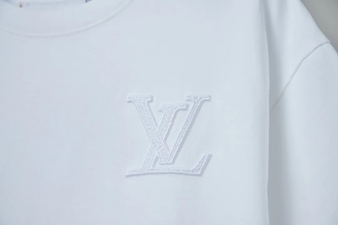 🅿️190 1V 25SS early spring new style Hydrosol embroidered LV letter short sleeves Light luxury essential item for daily commuting for men and women Correct version Welcome to compare Detailed features · 320g 100% pure cotton double yarn jersey fabric · Custom dyed in the same vat, special thickened 32 pieces double-strand 1X1 thread · Imported Tajima machine hydrosol embroidered LV letter logo on the front and back. Garment-washable embroidery hydrosol makes the embroidery offset printing softer and not stiff · Double-needle cross-stitching process · Original main mark washed tag brand moisture-proof paper packaging Color: black/white/burgundy Size: S/M/L/XL